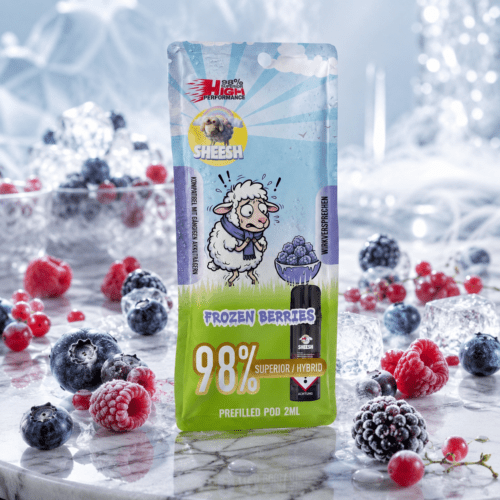 SHEESH Frozen Berries 98 % Superior Hybrid Vape 2 ml mit gefrorenen Beeren und Eiskristallen im hellen Premium-Setting.