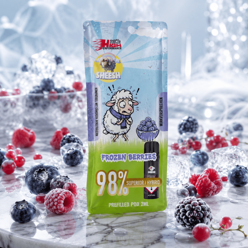 SHEESH Frozen Berries 98 % Superior Hybrid Vape 2 ml mit gefrorenen Beeren und Eiskristallen im hellen Premium-Setting.